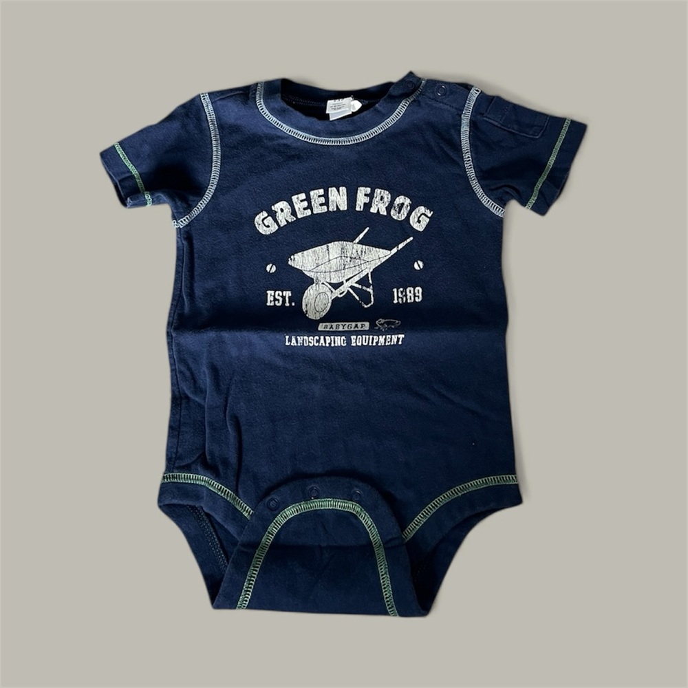 🔵GAP: Boy 18-24 M, navy blue “green frog” short sleeve bodysuit w/snaps🔵